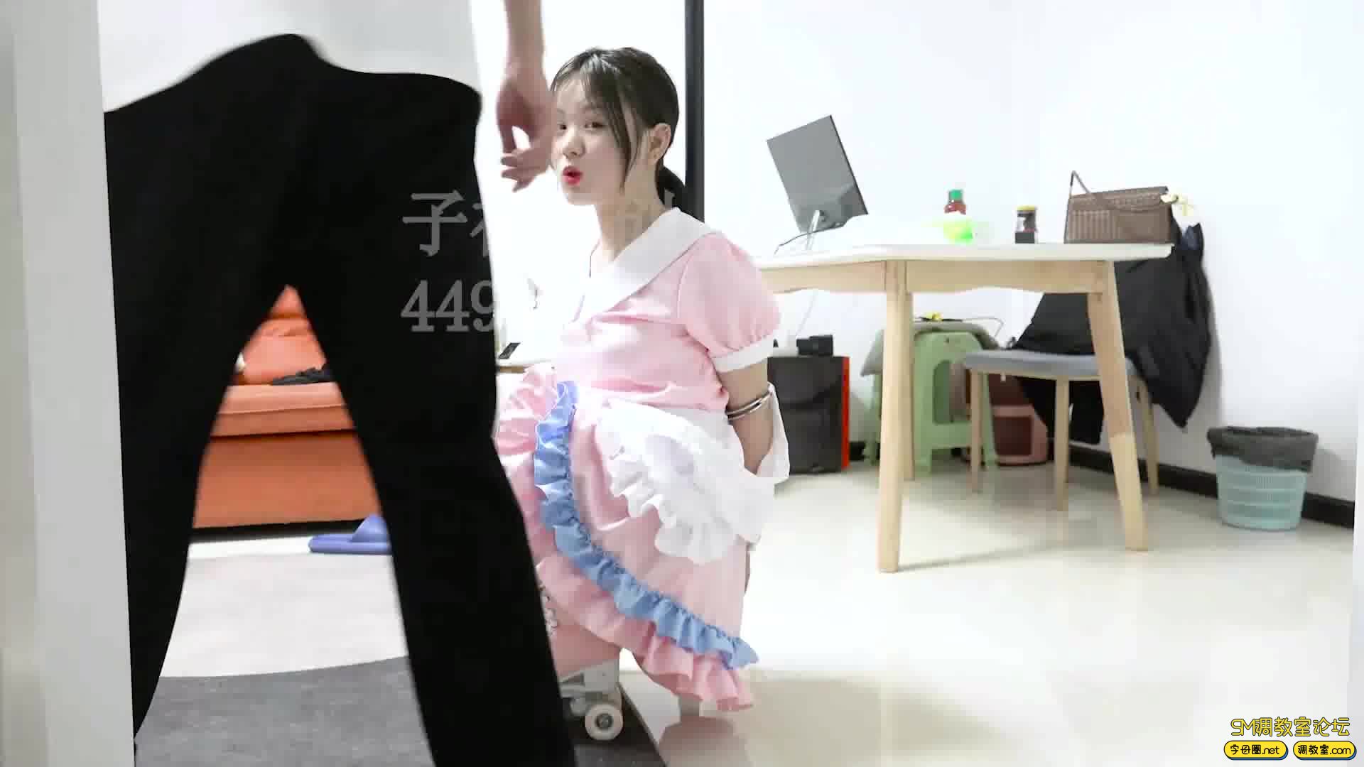 子衿原创 琦琦镣铐轮滑鞋 走廊滑冰 五花驷马挠痒 口球放置-视频截图1