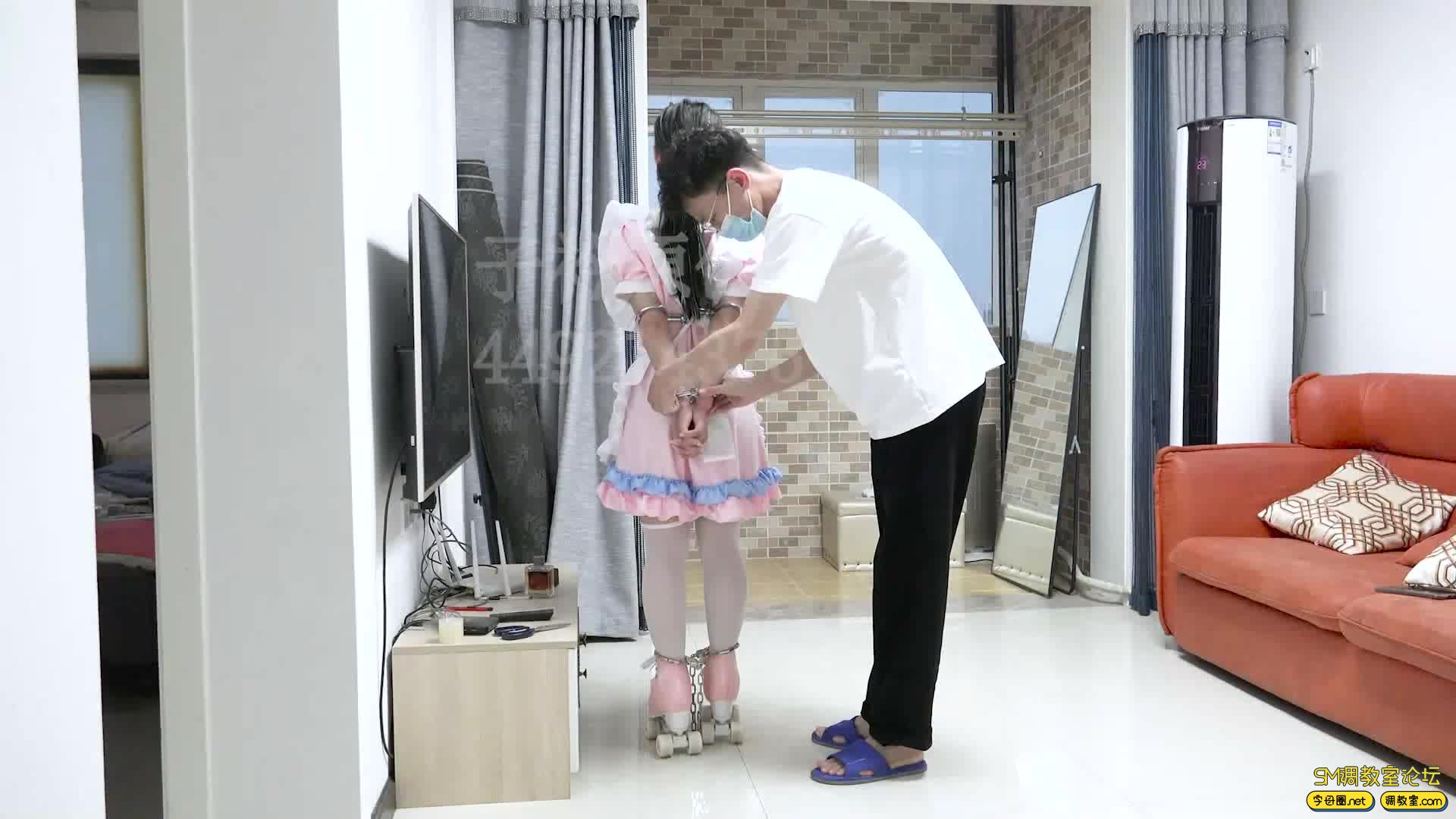 子衿原创 琦琦镣铐轮滑鞋 走廊滑冰 五花驷马挠痒 口球放置-视频截图3