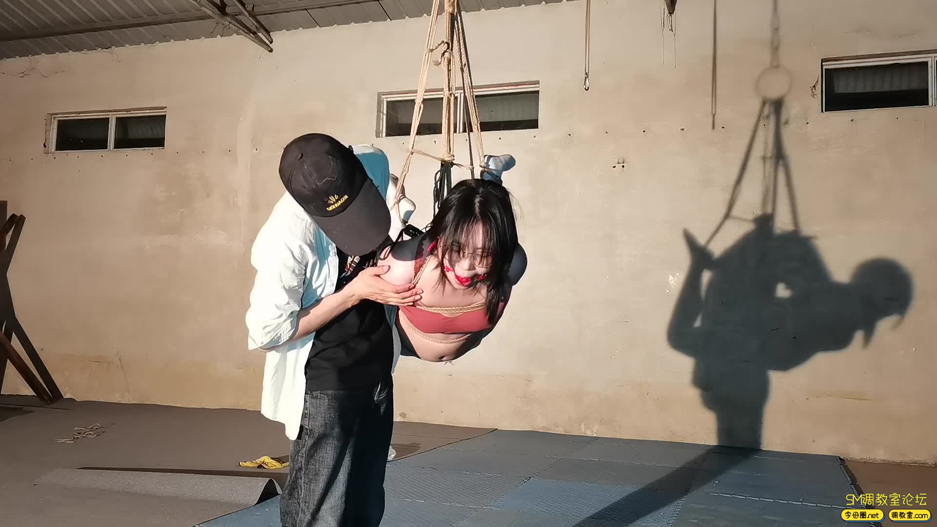 一绳所爱 眼镜女孩被吊在废旧仓库-视频截图4